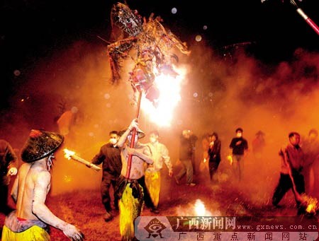 中国式狂欢节昨夜舞动宾阳 百余炮龙游走全城
