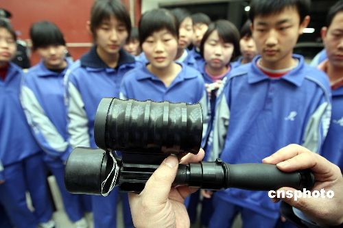 北京中学生近距离接触警用网枪