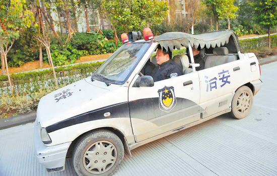 无牌照敞篷奥拓巡逻成都街头