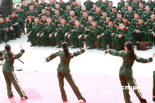 武警江苏总队文工团慰问巡演抗雪救灾一线官兵