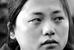 女孩捂死患病孪生妹妹判三缓五引发轻判争议