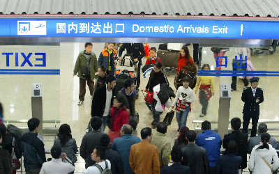 春节过后,乘客蜂拥走出浦东机场国内到达出口.王炬亮 早报资料