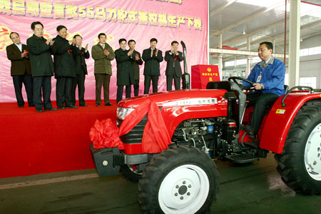 长春市市长崔杰向享受农机补贴购买拖拉机的杨
