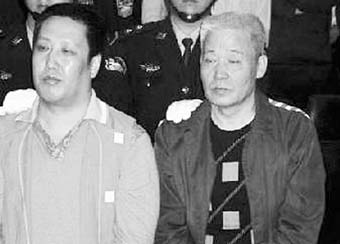 图为徐凤山(右)和其子徐伟在一审法庭上(资料图片)