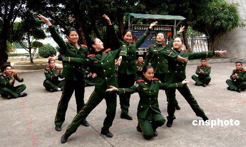 武警福建总队政治部文工团女演员赴基层慰问演出