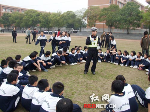 交通手抄报_文明交通手抄报资料_文明交通安全手抄报; 长沙天心一中