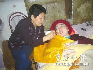 老太拒绝富翁儿子赡养当20年保姆(组图)