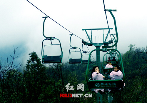 张家界天门山高空观景缆车建成 游客踏云欲成仙