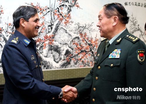 梁光烈会见巴基斯坦空军参谋长