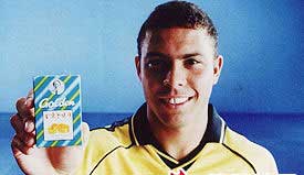 巴西球星罗纳尔多召妓碰上人妖(图)