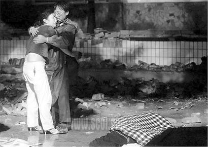 2008年5月12日14:28 永远难忘这一刻_新闻中