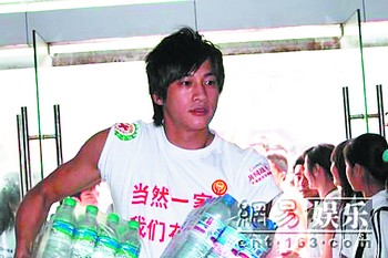 何润东游鸿明扛物资赴灾区