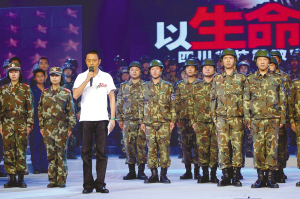 刘德华对着“唱歌娃娃”跪下