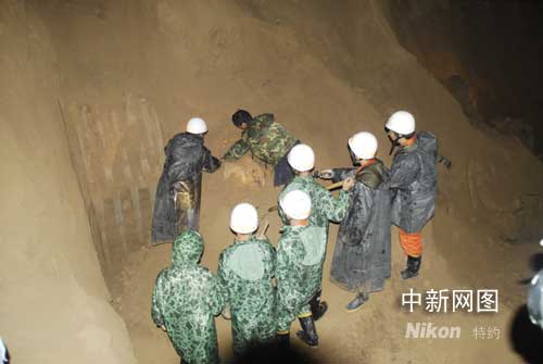 图:山西吕梁离石山体滑坡现场救援图片
