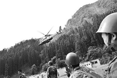 图文:空降兵特种大队震区救兽王