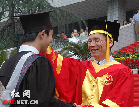 (中国工程院院士,中南大学校长黄伯云(右)将学位证书授予毕业生)