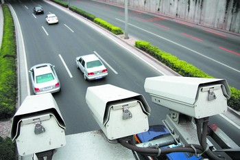 电子眼监控可以保证道路行车安全