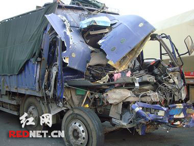 司机疲劳驾驶一头撞向大货车 两车追尾幸无人员伤亡