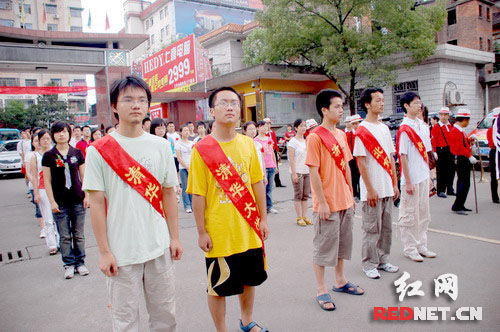冷水江市高考传捷报 上600分的考生有53人(图