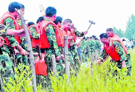 抡锤打木桩防汛演练忙