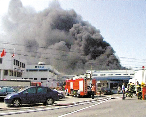 上海工厂大火 3消防员牺牲