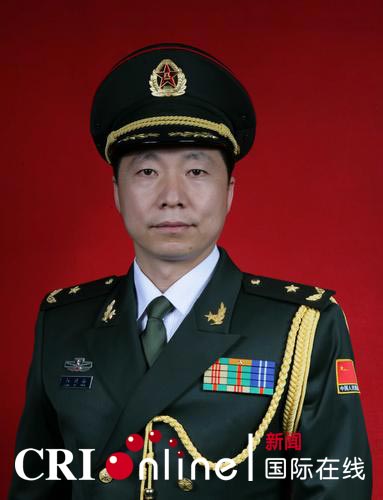 "航天英雄"杨利伟被授予少将军衔