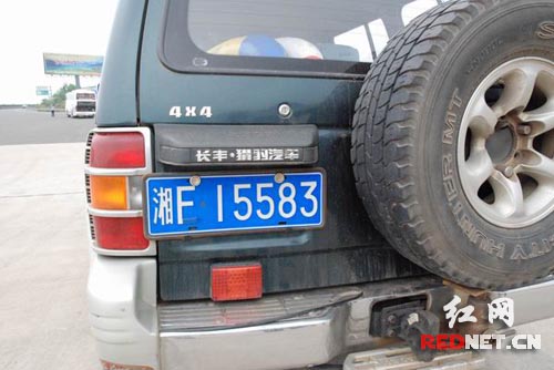 胶纸一贴E变F 车主遮改车牌出新招(图)