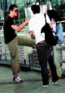 护女心切李亚鹏机场打人