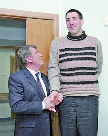 乌克兰“高人”拒绝接受吉尼斯新规则 鲍喜顺又成“世界第一高人”_新闻中心_新浪网