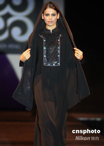 图:中国服装设计师阿联酋上演时装秀