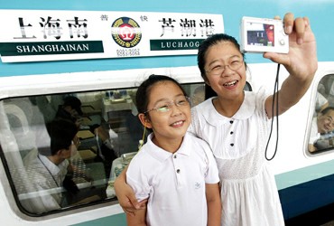 今天,乘火车到芦潮港上班去