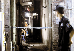 警方封锁现场调查民宅女尸