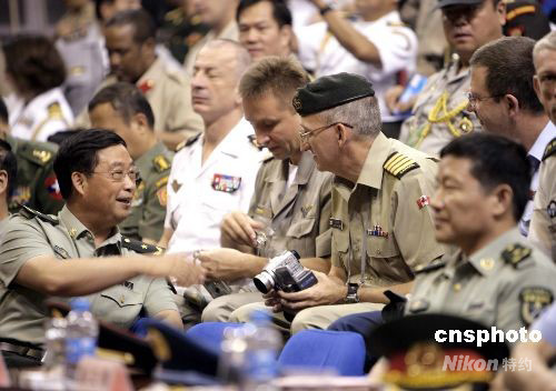 图为驻香港部队司令员张仕波少将与武官团交流.