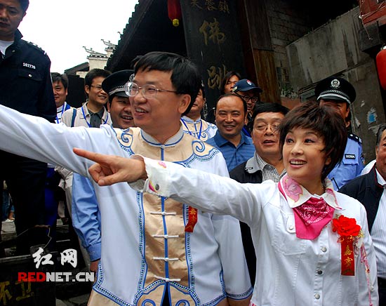 22年后刘晓庆重返湘西芙蓉镇 成为荣誉市民(图