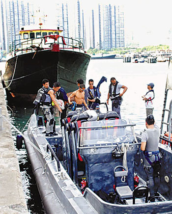 香港水警截获 古怪 渔船 搜出900公斤银砖(图)