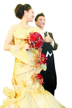 意大利著名婚纱设计师_日本著名婚纱设计师桂由美的婚纱秀在东京举行