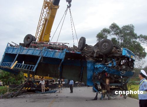 图:广西贵港大货车翻车 致三死一伤