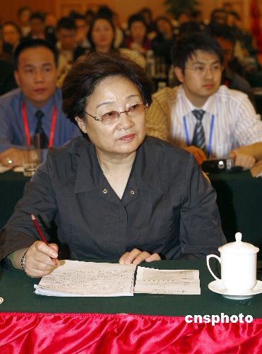 图:李海峰和海外华裔青年一起听于丹讲座