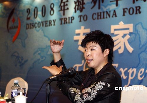 图:李海峰和海外华裔青年一起听于丹讲座