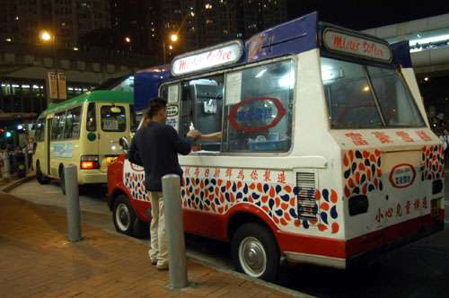 港议员吁港府解除雪糕车牌照不可继承转让限制