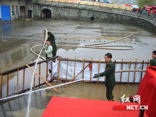 创业向前冲活动赛道被淹 消防官兵紧急施救