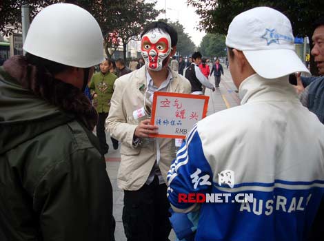 长沙街头卖空气男子自称为环保 否认炒作(图)