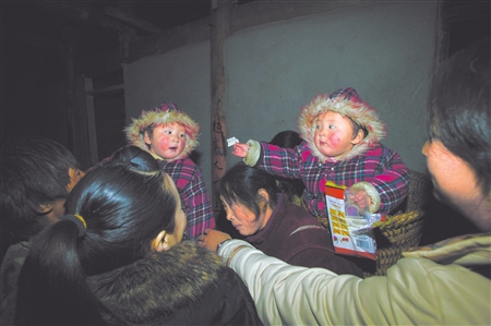 爱心包围娇娇媚媚 300人争当爸爸妈妈_新闻中