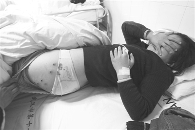 持仿真枪闯民宅+恶男射伤两<em>姐妹</em>