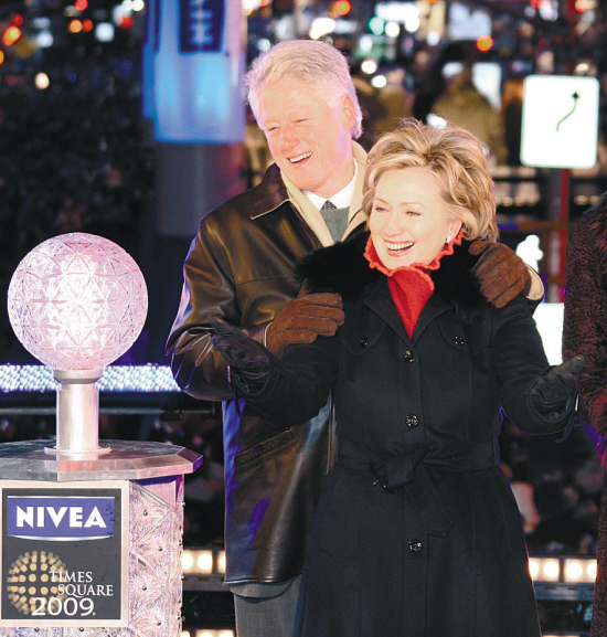 2009年1月1日,美国前总统克林顿与夫人希拉里在纽约时报广场同按