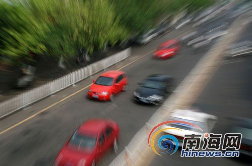 海南高速路段限速混乱 交警称超速不多免罚款