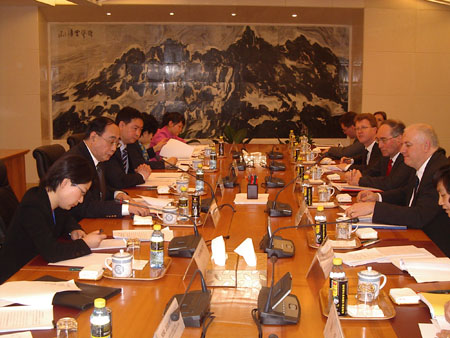 中国外长助理会见英国外交国务大臣拉米尔