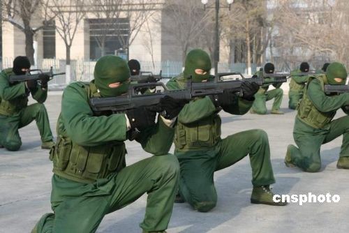 图:乌鲁木齐边防武警强化训练保稳定