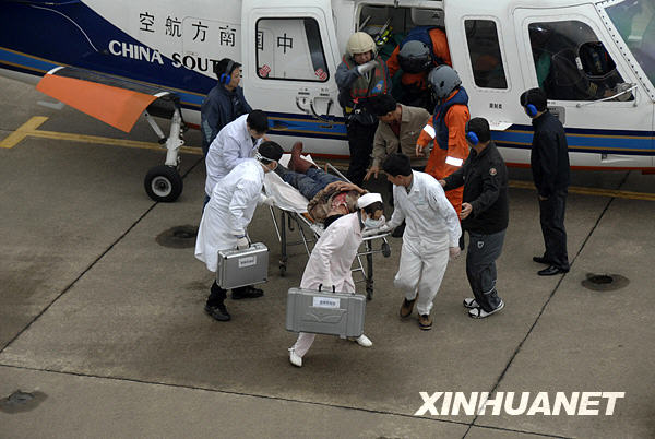 “南海神鹰”成功营救重伤渔民(组图)_新闻中心_新浪网