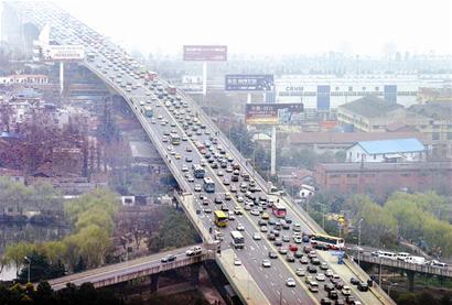 图文:长江二桥又现节日堵车